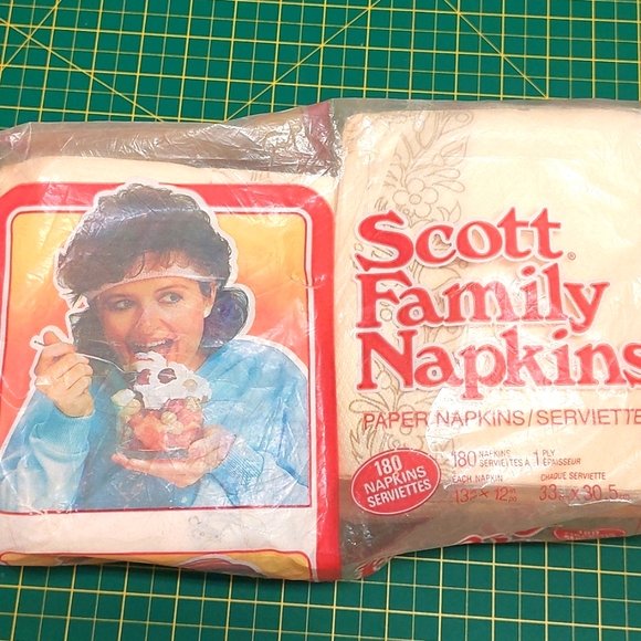 Vintage SEALED package of Scott Napkins - Picture 1 of 4